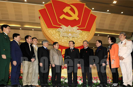 Các đại biểu tỉnh Yên Bái trao đổi bên lề Đại hội.